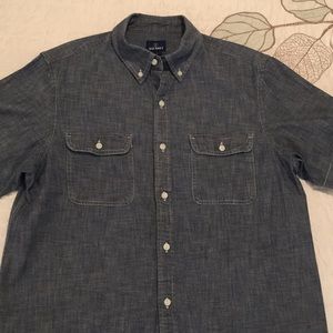 Old Navy Men’s dark wash chambray shirt size M